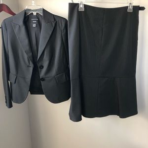 Doncaster black pinstripe skirt suit sz 6
